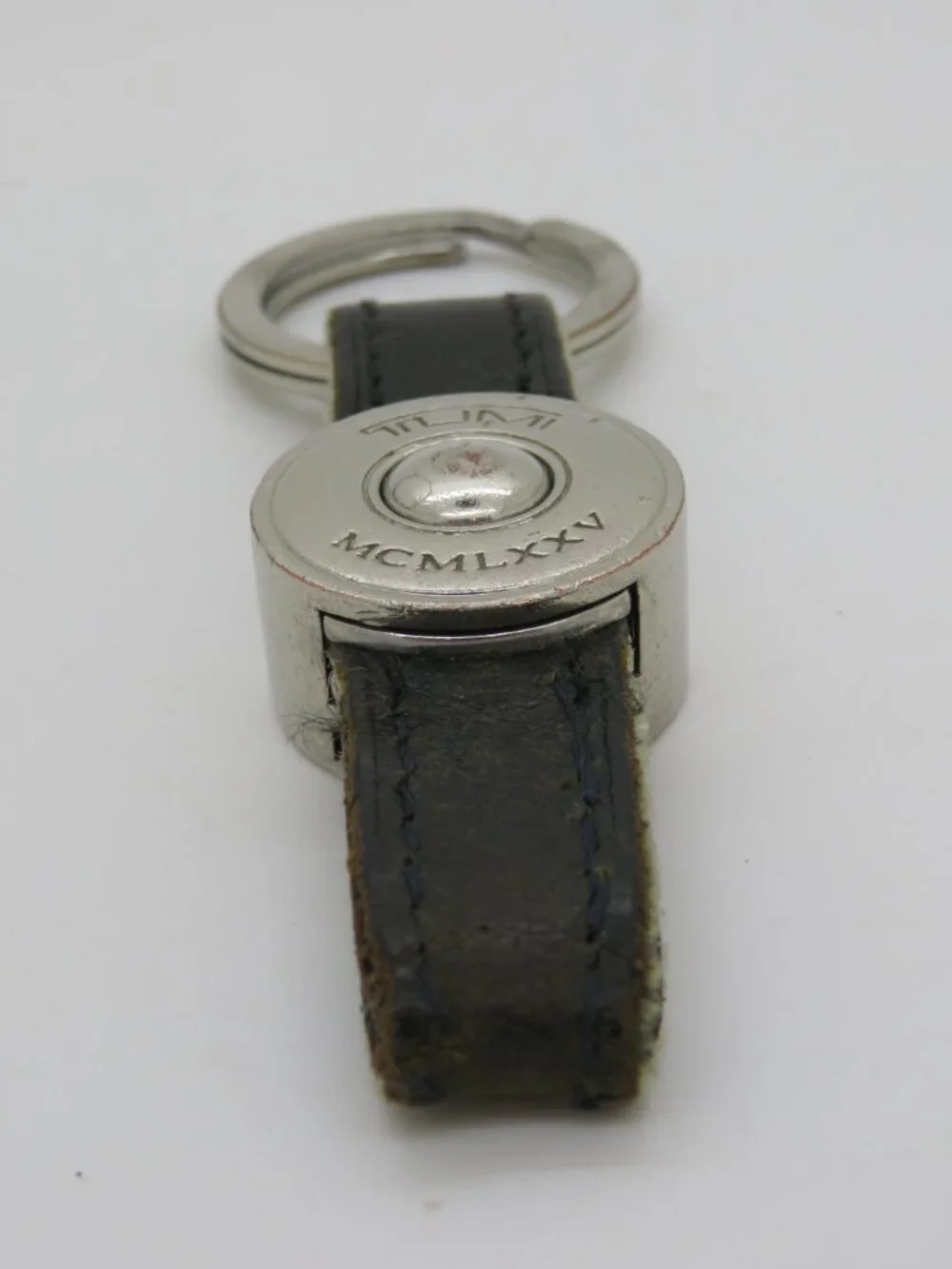 Tumi MCMLXXV Logo Black Leather Strap Silver‑Tone Metal Key Fob Key Ring